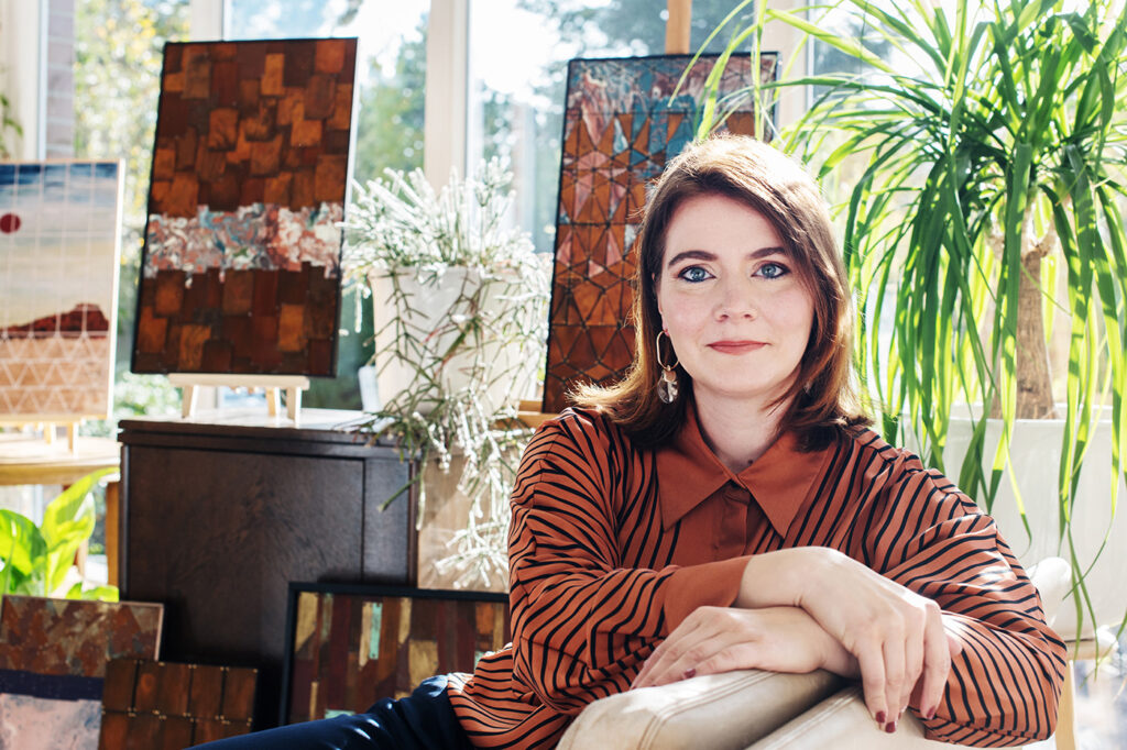 Künstlerin Annett Wagner in ihrer Hausgalerie