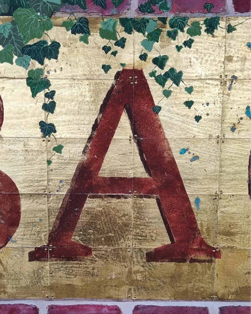 Kunstwerk, altes goldenes Schild mit Buchstaben A von Annett Wagner, Brickwall