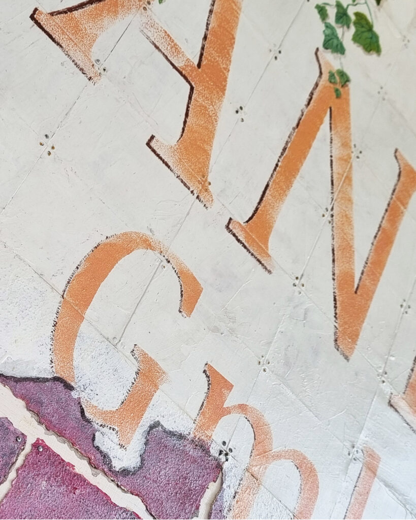 Kunstwerk von alter Mauer, Detailansicht, Künstlerin Annett Wagner