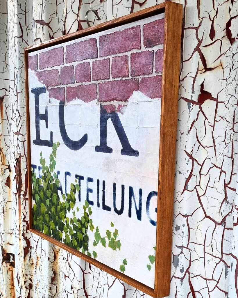 Alte Fassade eines Industriegebäudes, Kunstwerk von Annett Wagner