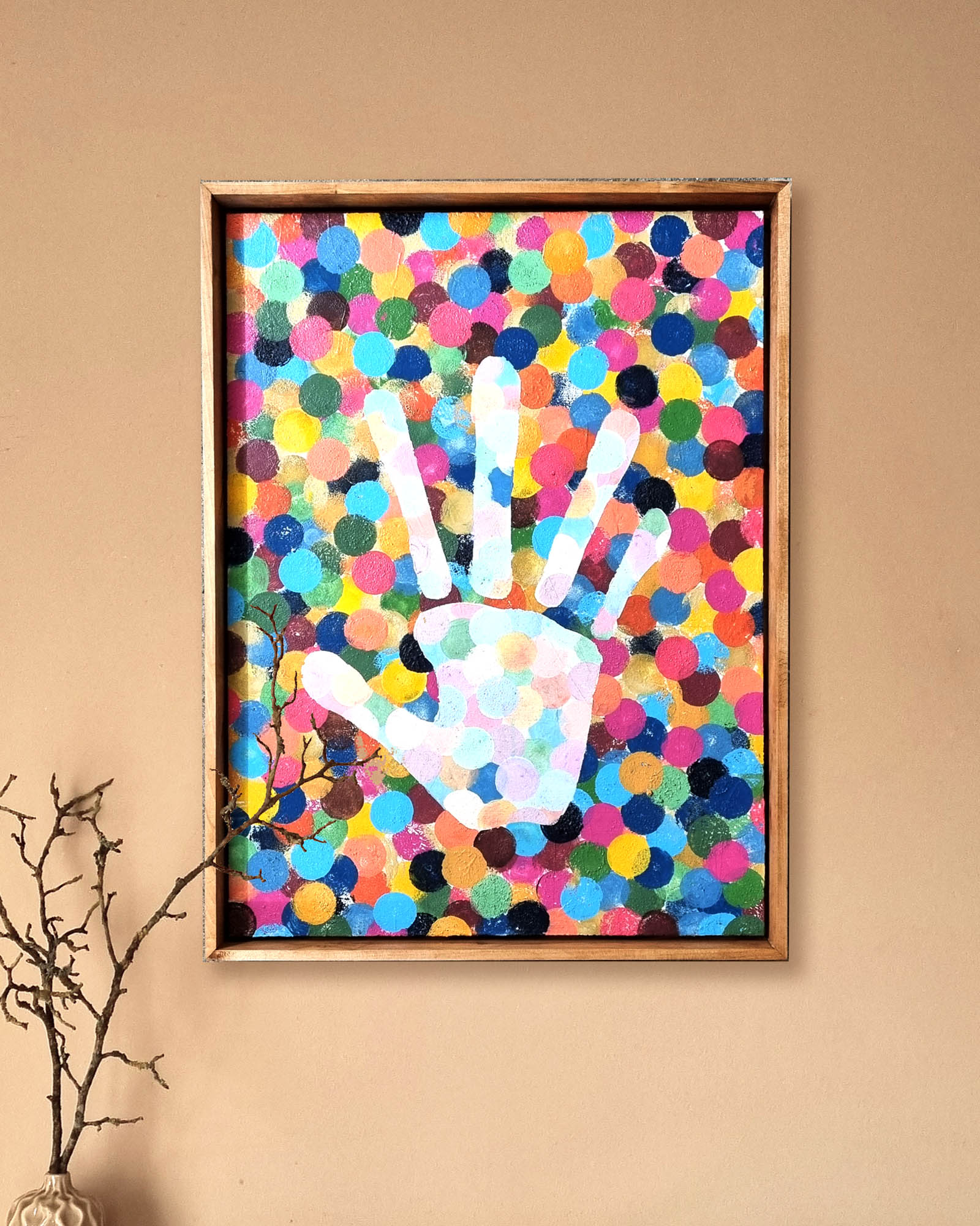 Abstraktes Kunstwerk mit Handabdruck, bunte Punkte