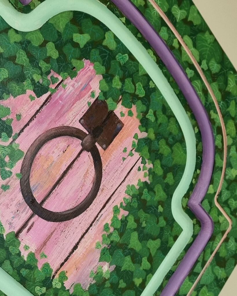 Bemalte Schranktür mit eingewachsener Efeu Fassade, Upcycling Künstlerin Annett Wagner