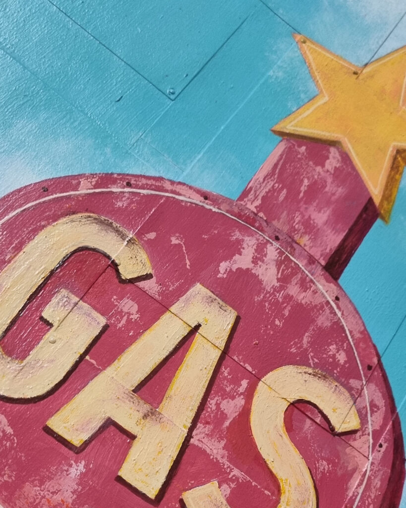 Detail Mixed Media Kunstwerk mit Schild Gas