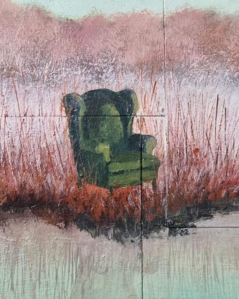 Sessel im Schilf, Slow Living Art, Naturversunken
