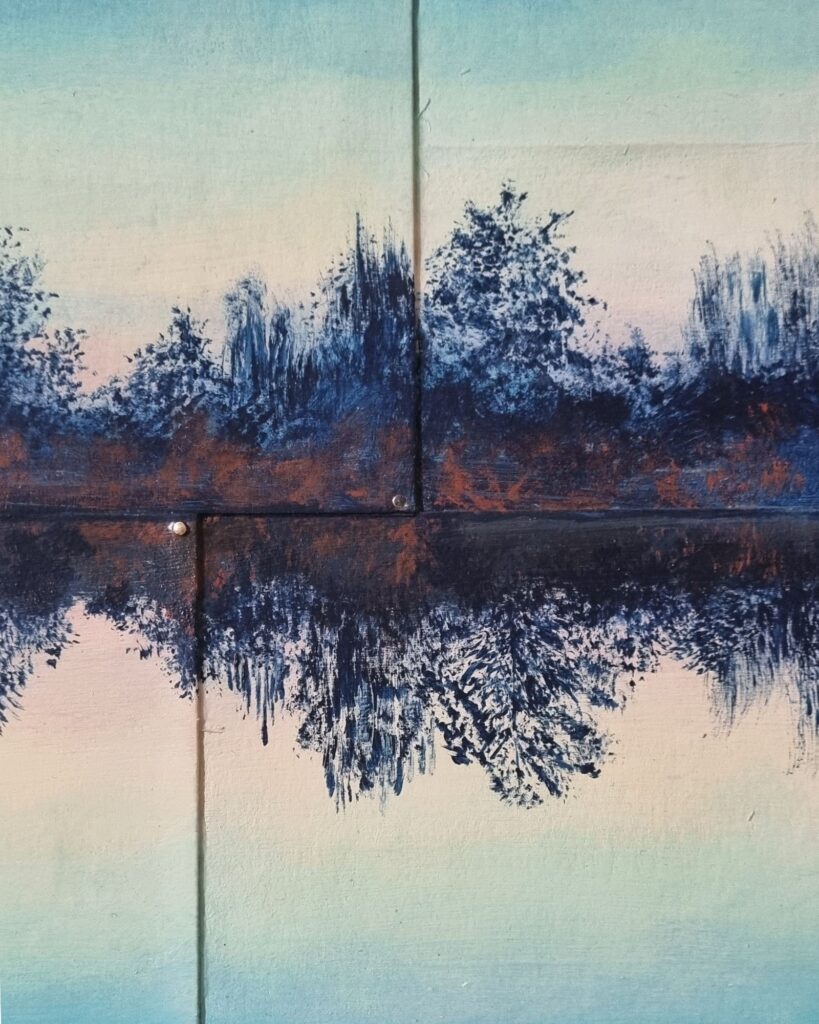 Baumreihe spiegelt sich im Wasser. Malerei der Künstlerin Annett Wagner
