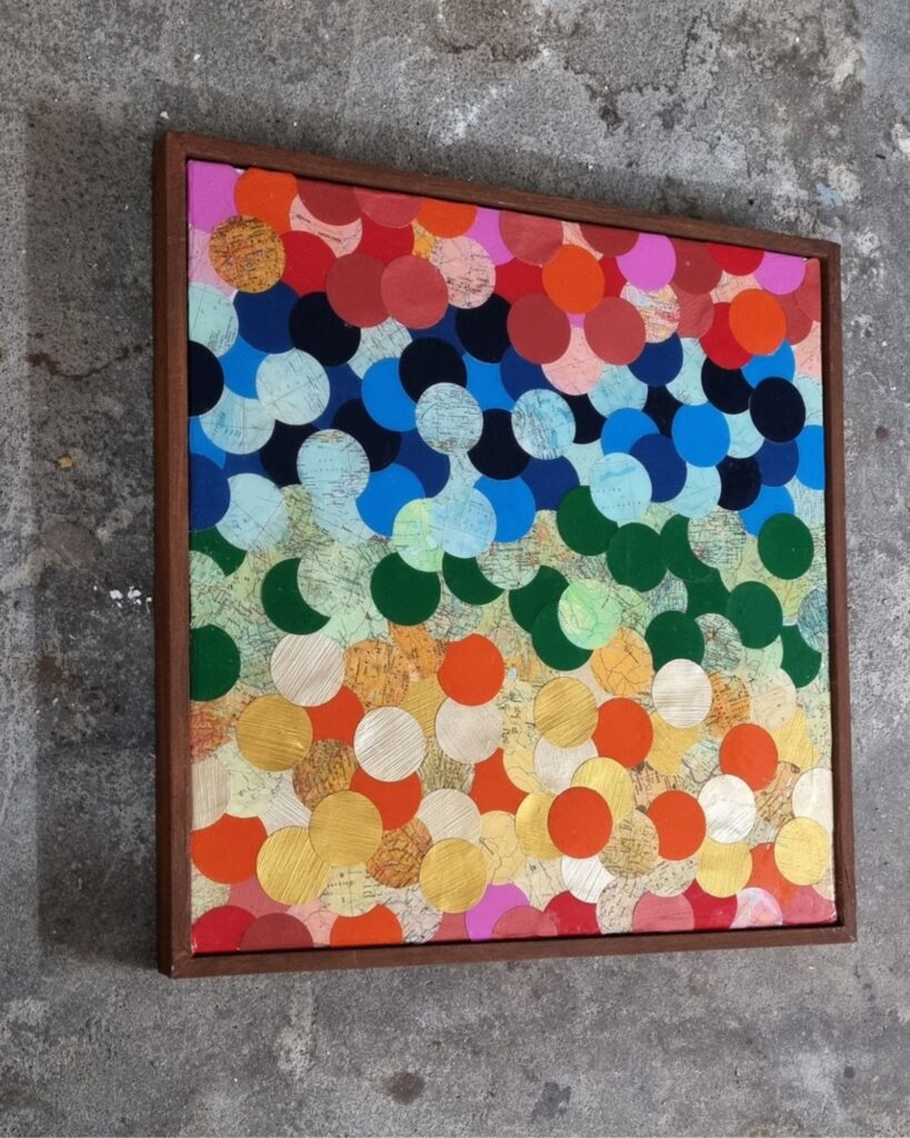 abstrakte Upcycling Bild in Regenbogenfarben