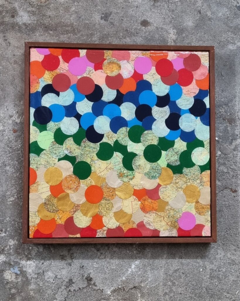 abstrakte Upcycling Bild in Regenbogenfarben