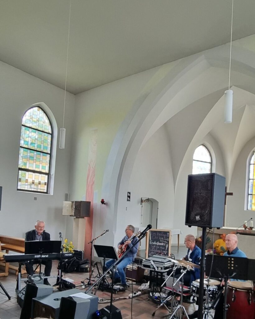Musiker bei Ausstellung Begegnungen