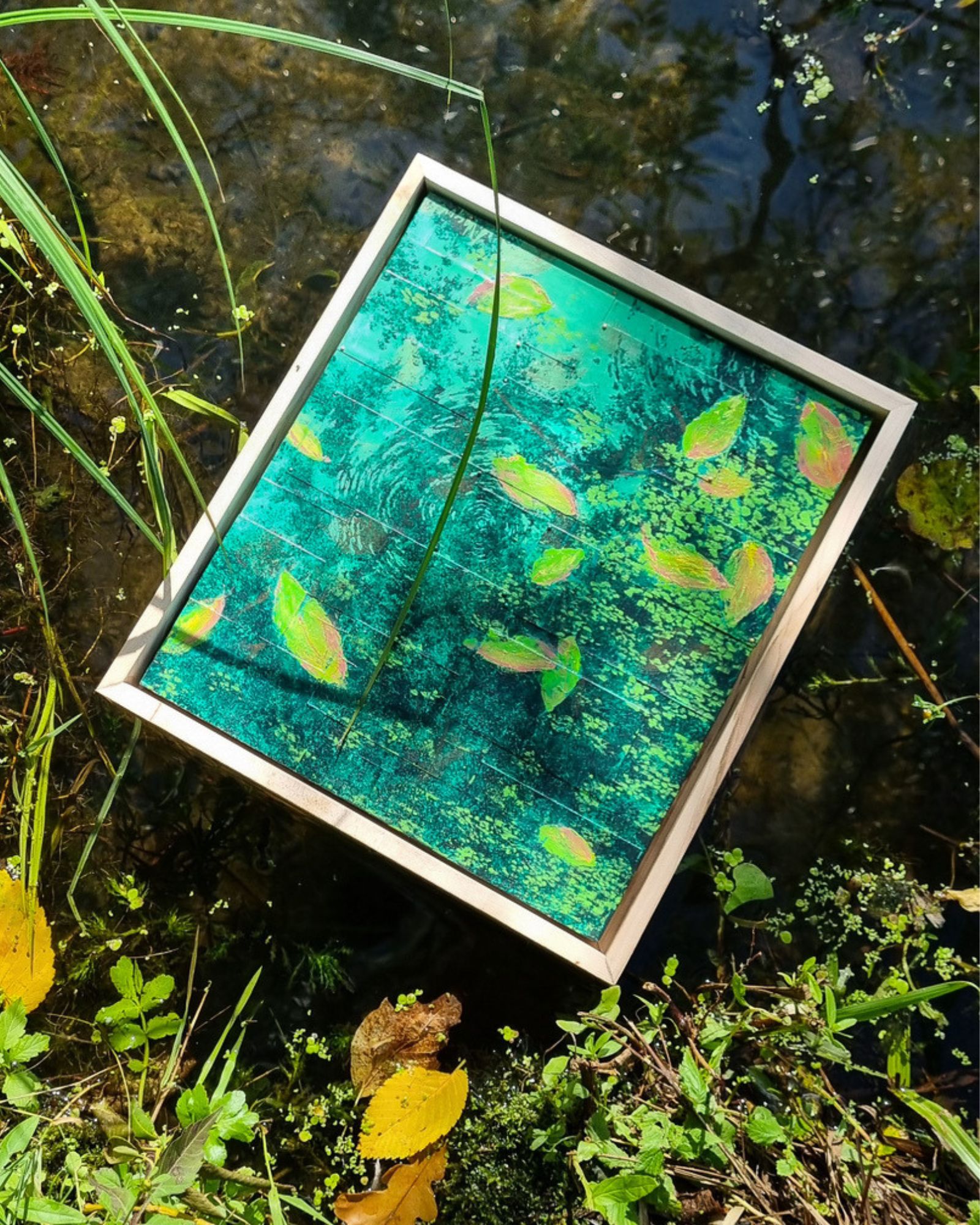 Original Malerei einer Teichoberfläche mit Blättern, Wassertropfen und Reflexionen